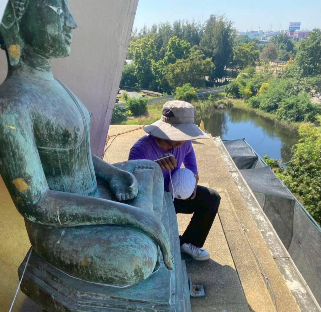 "ขอสีเดิมคืนมา" ชาวขอนแก่นวอนเทศบาล ปรับสีหลวงพ่อพระลับบนซุ้มประตูเมือง หลังพบสีต่างจากองค์อื่นจนดูขัดตา image 2026 02 25 192713876
