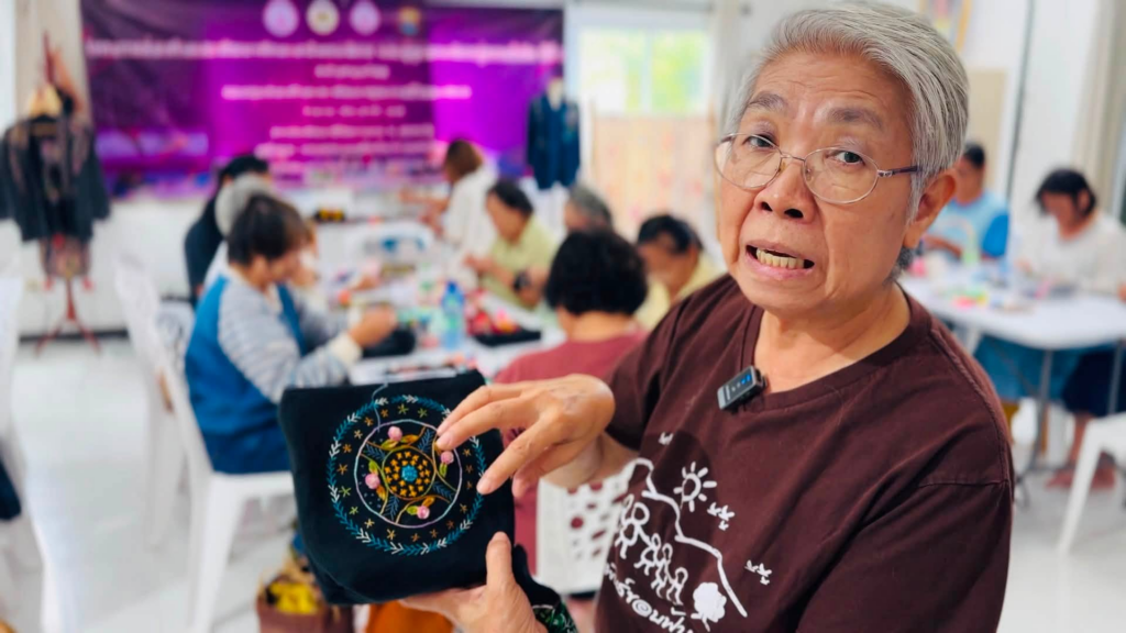 “มูลนิธิขอบฟ้ากว้างฯ” ปั้นอาชีพงานปักผ้าสร้างรายได้ที่บ้าน ดึงคนพิการ-ผู้ดูแล-ผู้สูงวัย เรียนรู้สู่ความยั่งยืน image 2026 08 05 192430928